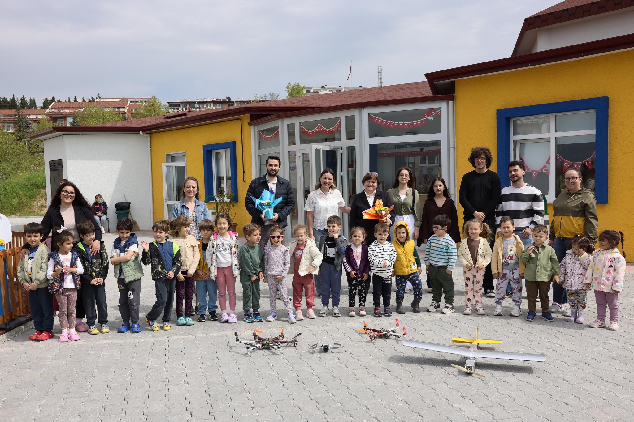 Trakya Üniversitesi Zeynep-Mustafa Taş Uygulama Anaokulu öğrencileri, düzenlenen dron etkinliğiyle gökyüzüyle tanıştı.